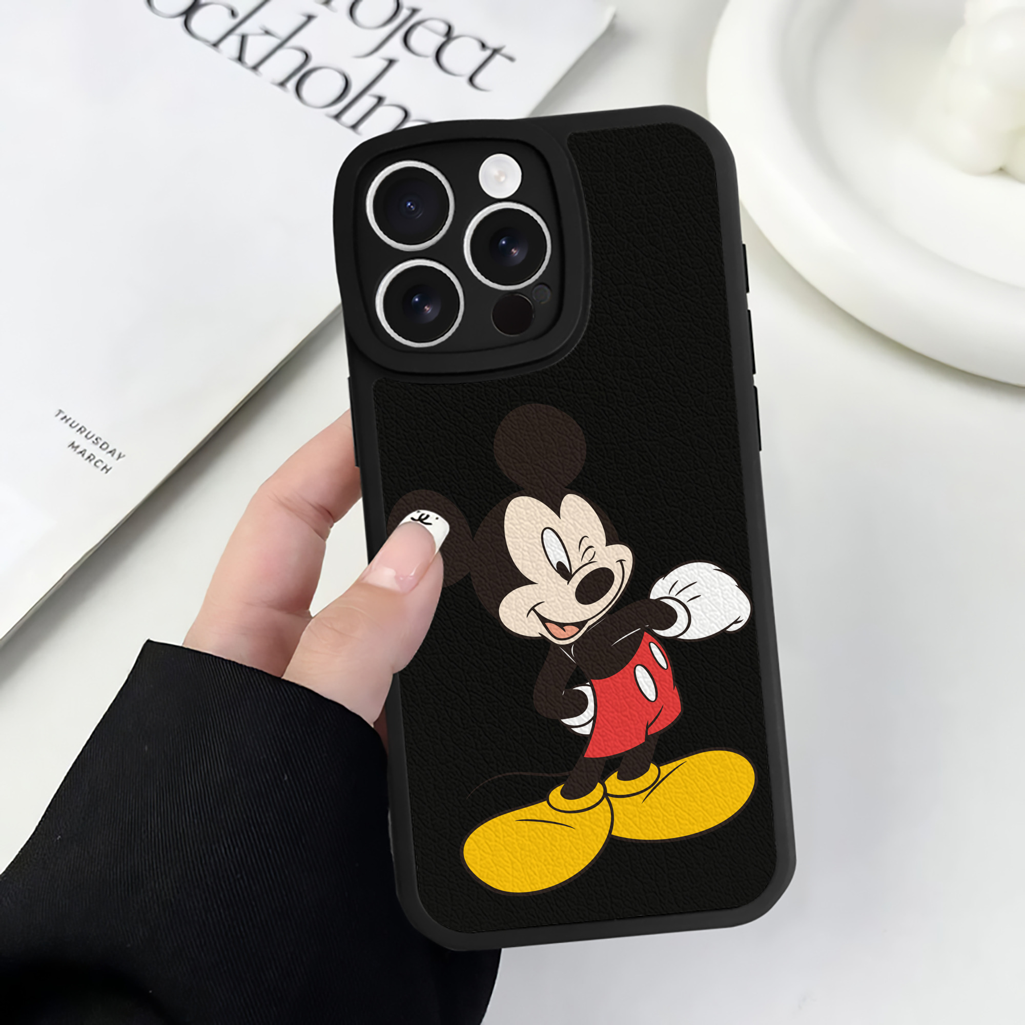 （画像用） ミッキーマウス Mickey Mouse 【iPhone 16シリーズ対応】シリコンスマホケース（レザー調） 材質：シリコン
